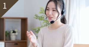 ヘッドセットをつけてオンラインカウンセリングをしている女性の様子。